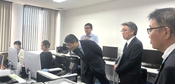 長崎県の平田知事がディーソルHPPを訪問され、現場スタッフへ温かい激励のお言葉をくださいました。